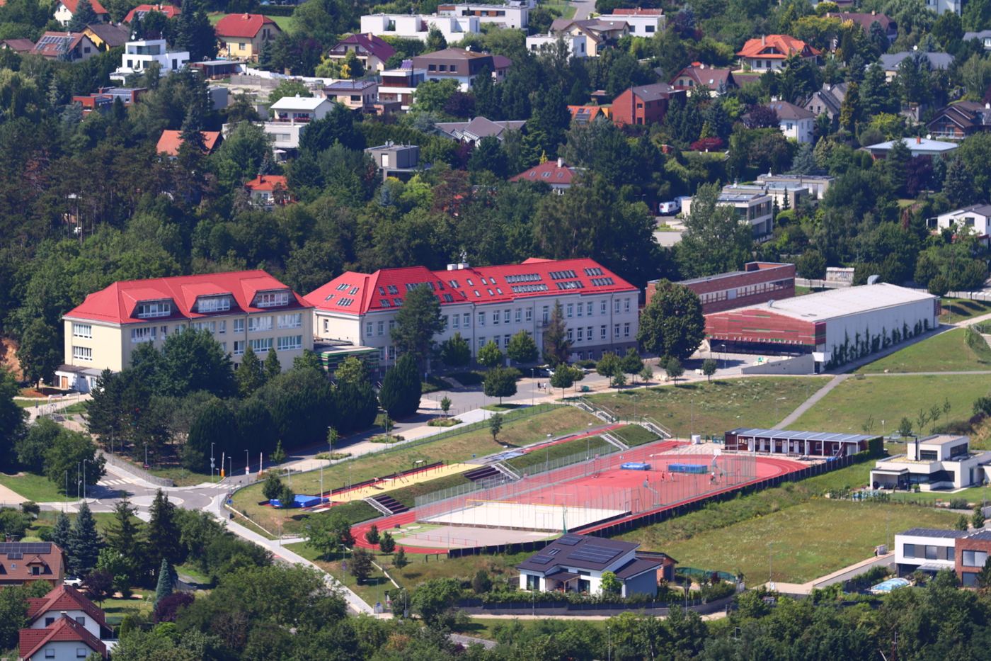 Základní škola v Černošicích se sportovištěm